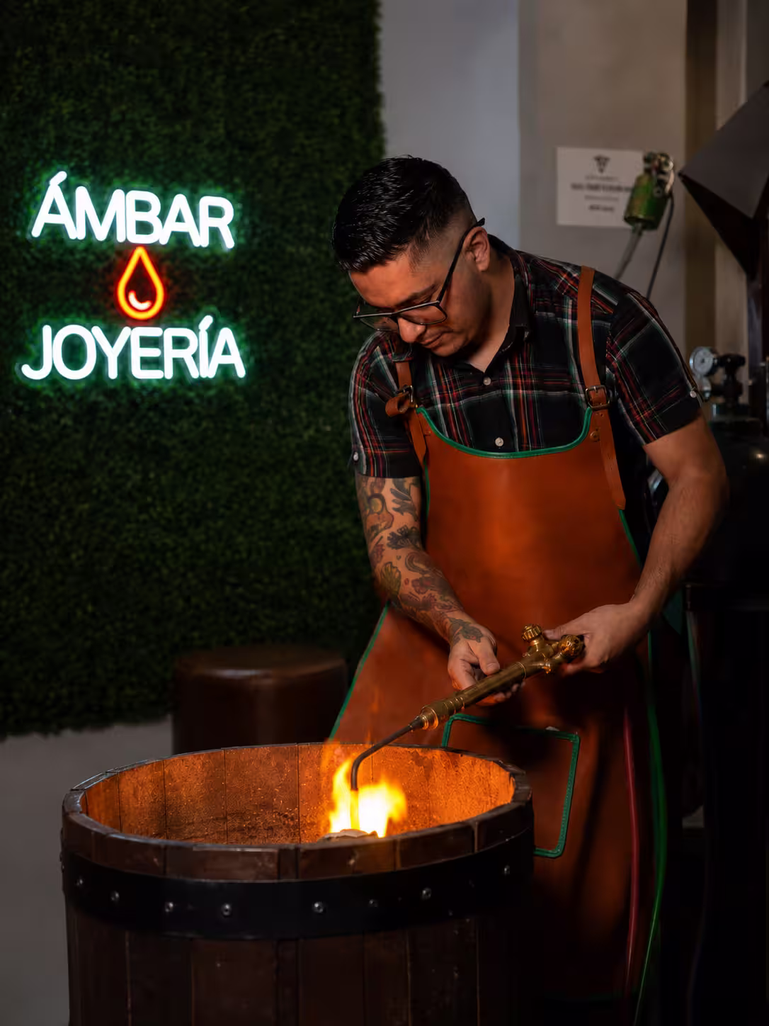 Arturo, artesano joyero de Ámbar